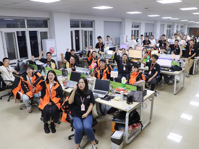 理清经营范围 规范表述的重要性\n\n在工商登记和日常经营中，公司经营范围是一项至关重要的法定事项。它不仅明确了企业可以从事的业务活动，也是对外展示企业专业形象、对内指导业务开展的重要依据。近期看到一段关于经营范围的表述 “软件开发及信息咨询服务；食品(...信息咨询服务”，这种写法可能存在表述不清、前后混淆的问题。本文将领略规范经营范围的意义，并给出梳理建议。\n\n一、经营范围应当清晰分类\n\n公司经营范围往往涉及不同大类，例如技术类、服务类、贸易类、食品类等-。原则上应当按类排列，每类后用括弧注明